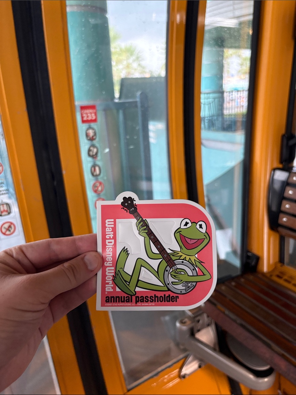 Disney Parks 2026 - Annual Passholder Kermit the Frog magnet - Pink/Green